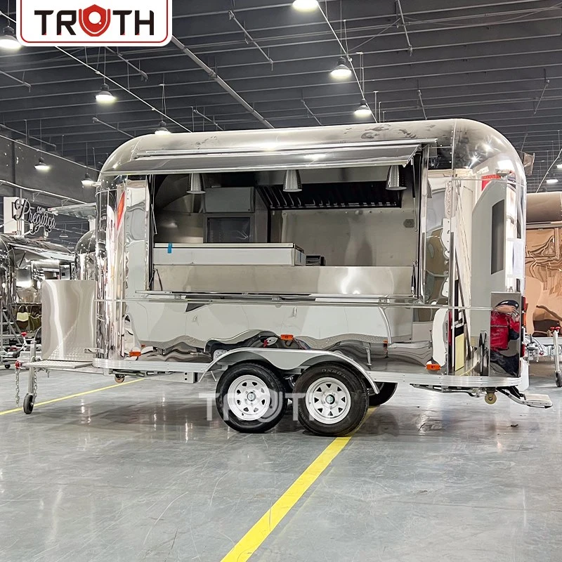 Food Truck de style Airstream en France : une remorque de restauration rapide en acier inoxydable conçue pour le style et le service