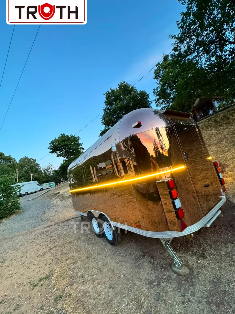 Truth Food Trailer livre une remorque de café et de restauration rapide en or rose en Slovaquie